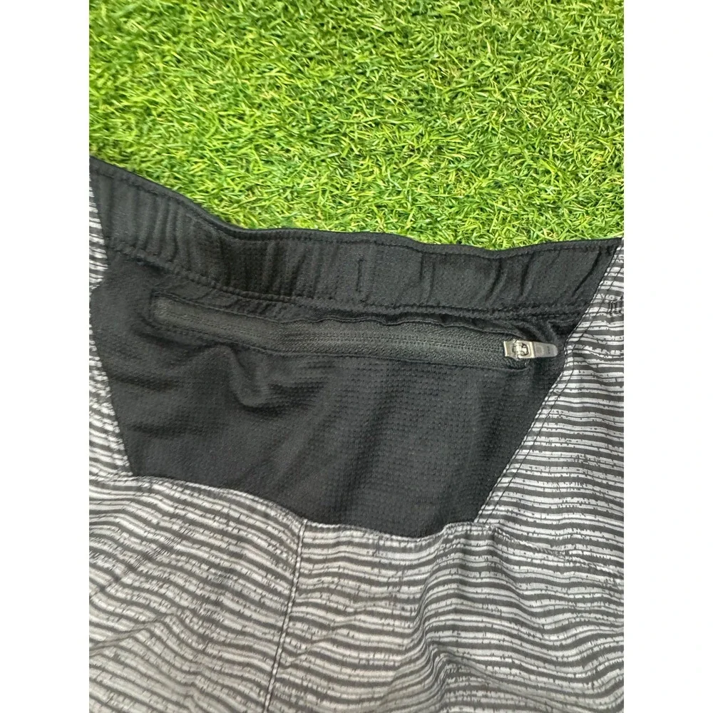 The‎ North Face Mens Grey Striped Athletic Running Shorts Medium Zipper Pocket